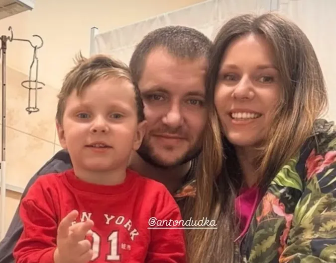20 операцій без успіху: чоловік блогерки з Луцька втратив чутливість ноги після поранення «на нулі» (фото, відео)