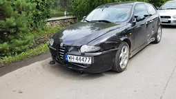 У Луцьку авто "на бляхах" знесло знак і в'їхало в дерево (фото)