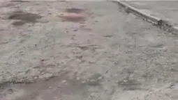 Всіяний ямами: лучани скаржаться на стан двору (відео)