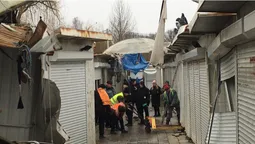 «Не ламайте, заберу»: на Старому ринку тривають демонтажі (фото)