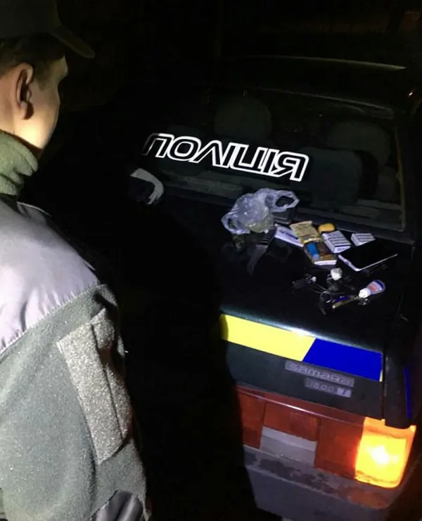 У Володимирі-Волинському чоловіка затримали із зброєю та наркотиками