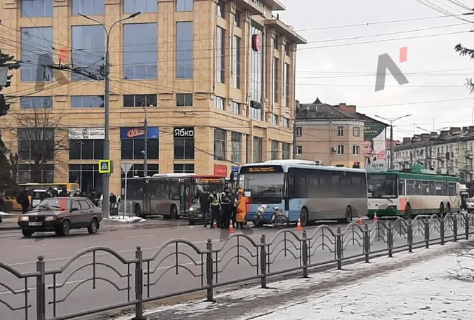 У самісінькому центрі Луцька автобус «зачепив» велосипедиста (фото)