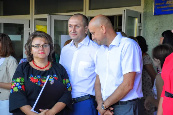 Депутати Луцькради Євгеній Ткачук та Микола Яручик приєдналися до святкування в ліцеї. Найкращому класу вони подарували туристичну поїздку.  Директору на потреби школи вручили подарунковий сертифікат

