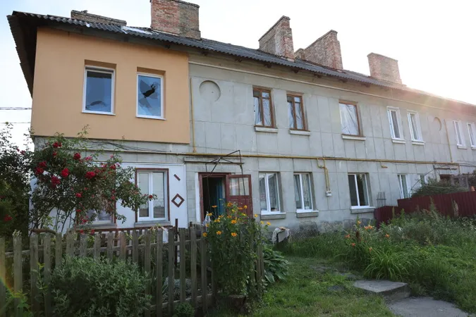 Вибиті вікна, пошкоджені покрівлі: після атаки росіян у Луцьку обстежили майже сотню квартир (фото)
