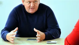 Скандальний волинський ексдепутат-втікач похизувався своїми помідорками (фото)