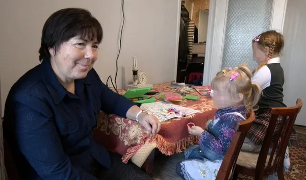 Надія Романюк з двома дівчатами, яких взяло подружжя на патронатне виховання