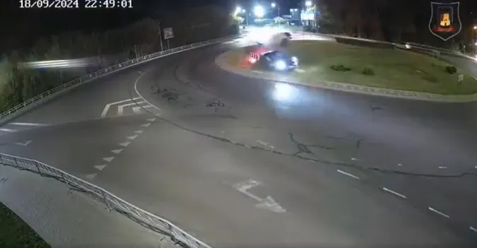 Tesla пролетіла через кільце: показали момент моторошної аварії у Луцьку на Набережній (відео)