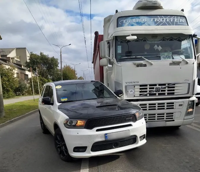 У Луцьку на Дубнівській влупилися вантажівка та кросовер (фото)