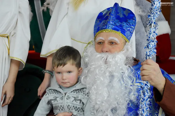 Меценат подарував маленьким лучанам казку, пригоди та смаколики (фото)