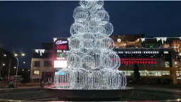 Біля "Променя" горить 14-метрова ялинка з куль (фото)