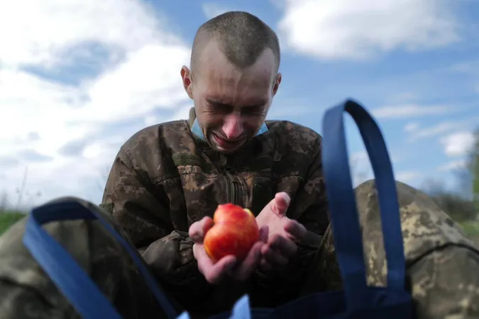 Щем і сльози: у мережі показали зворушливі кадри з обміну полонених (фото)