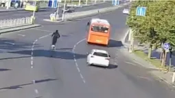 Небезпечна їзда: у Луцьку водій електросамоката обганяв авто серед дороги (відео)