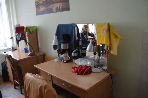 Кожен актор має свій стіл в гримерці
