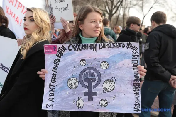 «Я — транс-жінка-феміністка» та «Бог! Батьківщина! Патріархат!»: у Києві контрмарші, є затримані