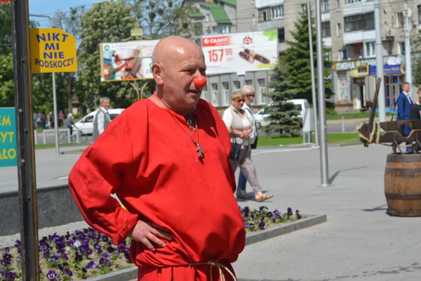 Середньовічний дух, блазні та площадний фарс: у луцькому «Промені» яскраво відкрили супермаркет (фоторепортаж)