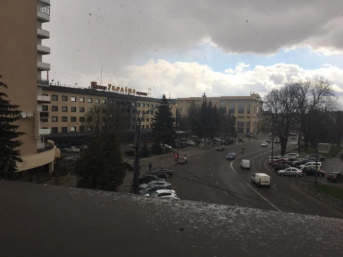 У Луцьку наприкінці квітня випав сніг (фото, відео)