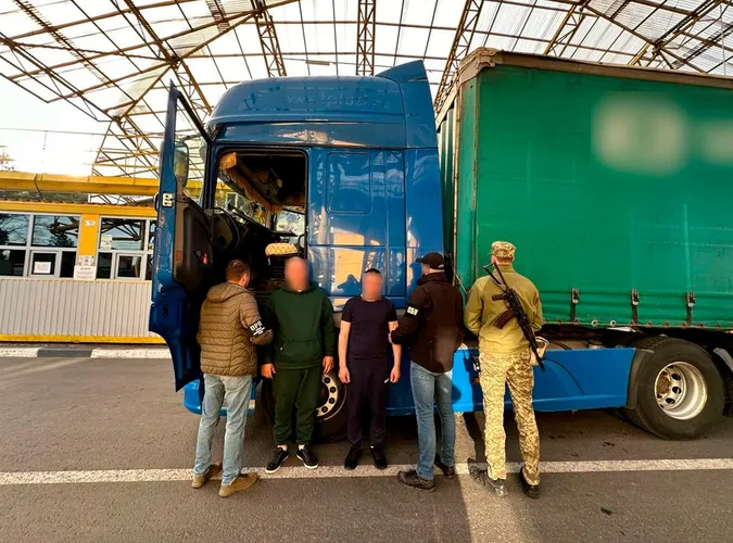 Ховався у «спальнику»: волинські прикордонники знайшли у фурі ухилянта (фото)