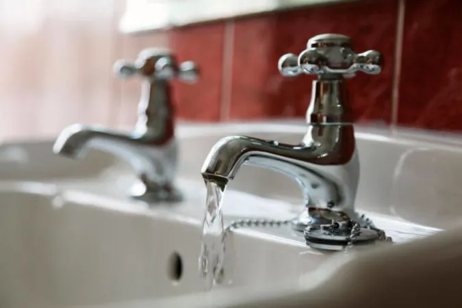 Аби в новорічні свята була вода, лучан просять вчасно за неї платити