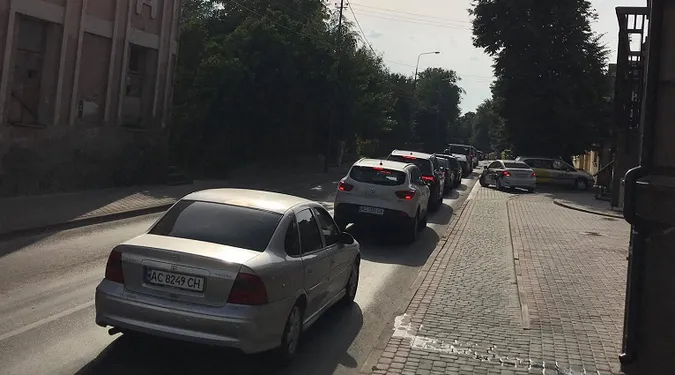 У центрі Луцька – затор у «час пік» через ДТП на кільці (фото)