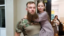 «Я її майже не бачу»: військовий у Луцьку повів доньку до першого класу (фото, відео)