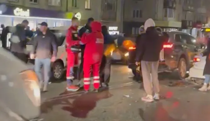 У Луцьку на мості біля «Там-Таму» зіткнулися пʼять автівок (відео)