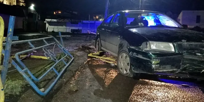 У Луцьку п'яний на «шкоді» зніс паркан біля Старого ринку (фото)