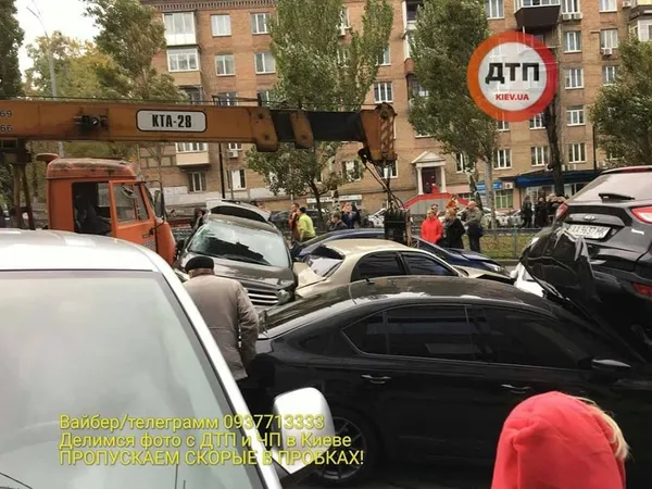 Масштабна аварія в Києві: автокран «зім'яв» 18 автомобілів (фото, відео)