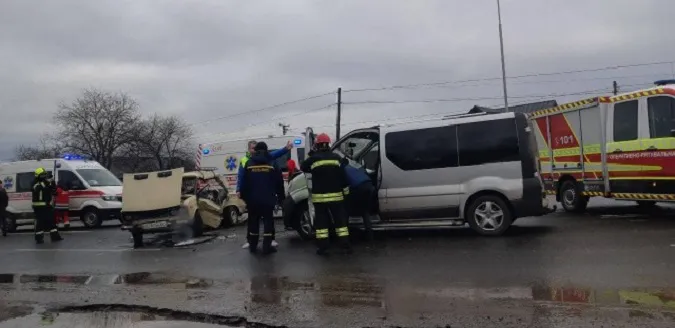 У ДТП на виїзді з Луцька постраждали троє людей (фото, відео)