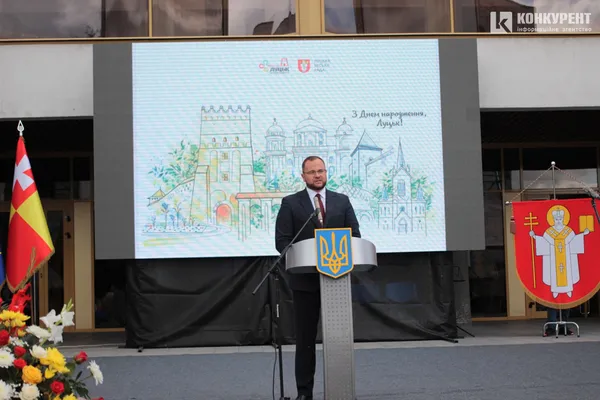 Квіти і класична музика: у центрі Луцька почали святкування Дня міста (фото)