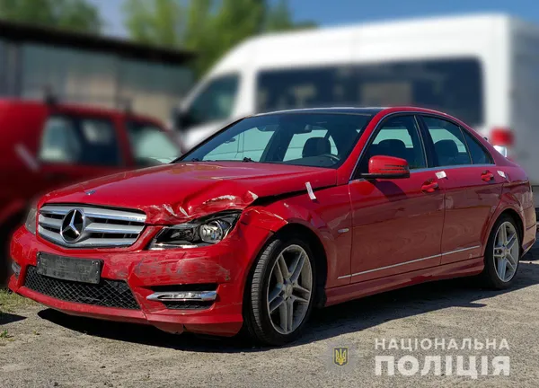 На Волині зловили п'яного працівника СТО на викраденому з автомайстерні «мерсі» (фото)