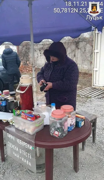 Сурогат під чебуреки: у Луцьку на авторинку прикрили «бар» просто неба (фото)