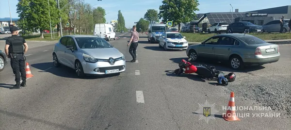 Під Луцьком водійка Renault збила 18-річного мотоцикліста (фото)