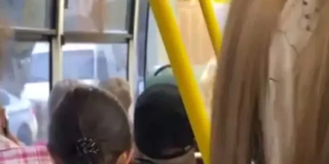 У Луцьку хлопець в маршрутці слухав музику на колонці (відео)