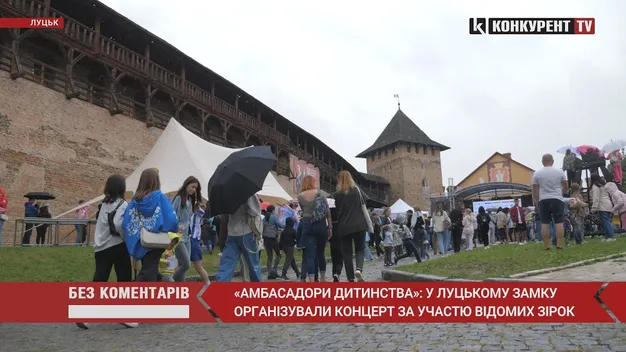 Мокрі і щасливі: у Луцькому замку – дитячий фестиваль під зливою (фото, відео)