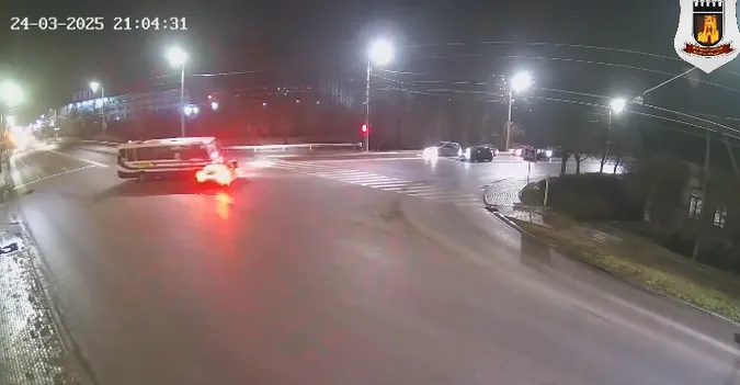 ДТП на перехресті: у Луцьку Tesla «влетіла» в автобус (відео)