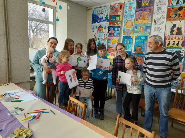 «А в кінці ми обіймаємося»: як у Луцьку працює арттерапія для біженців (фото)