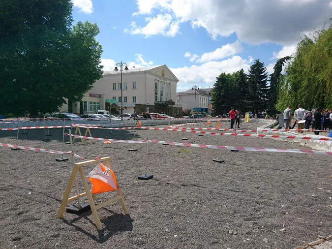 Луцькі орієнтувальники влаштували змагання на місці колишнього фонтану (ФОТО)