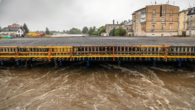 Високий рівень води на річці Бялка, яка протікає під будівлею в Глухолазах, Польща, 14 вересня 2024 року. REUTERS/Agencja Wyborcza.pl/Grzegorz Celejewski
