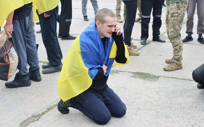 До сліз: з російського полону повернули групу важкопоранених і тяжкохворих Захисників