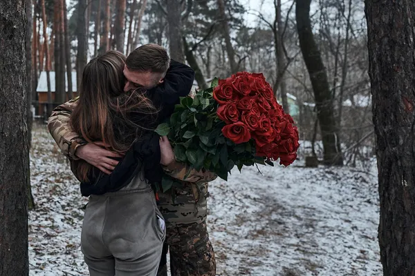 Зав'язали очі та вивезли в ліс: на Донеччині військовий освідчився коханій (фото)