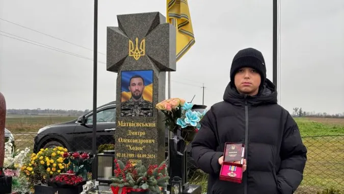 Йому назавжди 34: посмертну відзнаку командира «Азову» Дмитра Матвієвського отримав його син