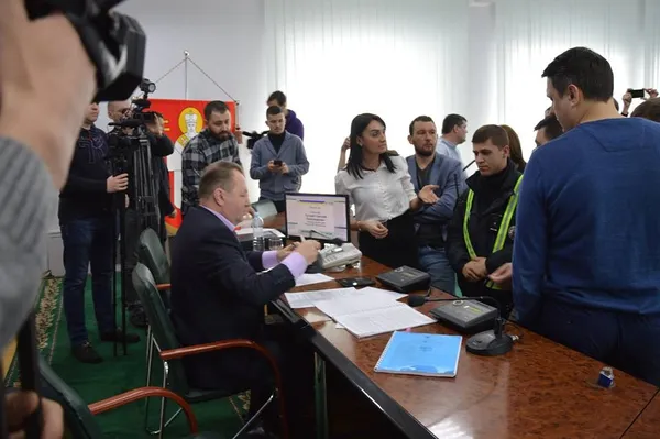 Депутат «зарядив» секретарю Луцькради зошитом (фото, оновлено)