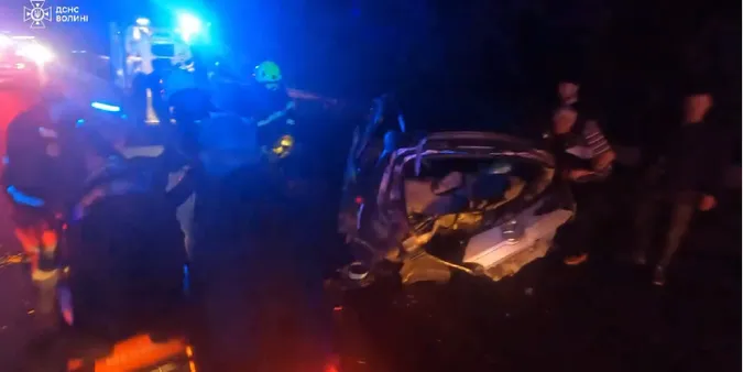 У Луцькому районі вночі сталася ДТП – пасажира затиснуло в авто (відео)