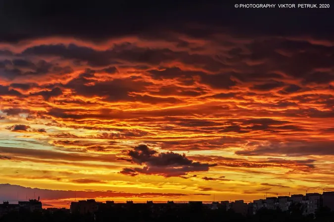 Літо попрощалося вогняним заходом сонця: фото з Луцька