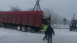 Крижаний дощ утворив пастку: на Волині багатотонна фура застрягла посеред дороги (відео)