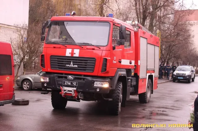 Три пожежні авто, «швидка» та поліція: у Луцьку горіла багатоповерхівка (фото, відео)