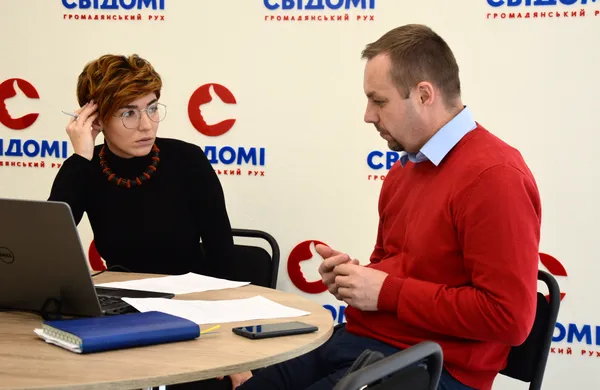 Галина Падалко та Михайло Наход думають над майбутніми заходами, які відбудуться в рамках «Школи свідомого громадянина»