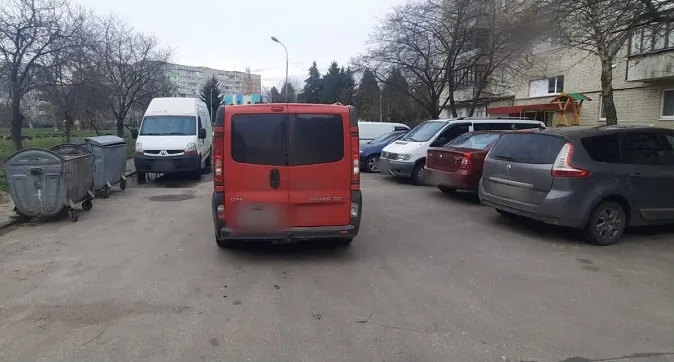 У Луцьку Opel, здаючи назад, збив жінку – її госпіталізували (фото, відео)