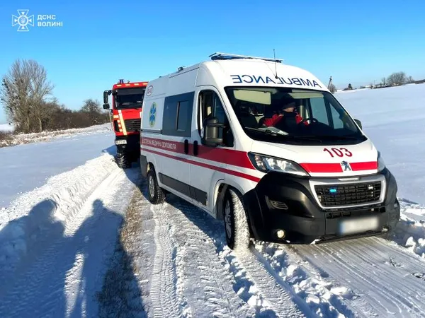 У селі на Волині застрягла у снігу «швидка», яка везла в лікарню хворого (фото)