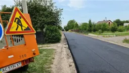Наче нова: показали, як дрібний ремонт змінив дорогу у селі під Луцьком (фото)